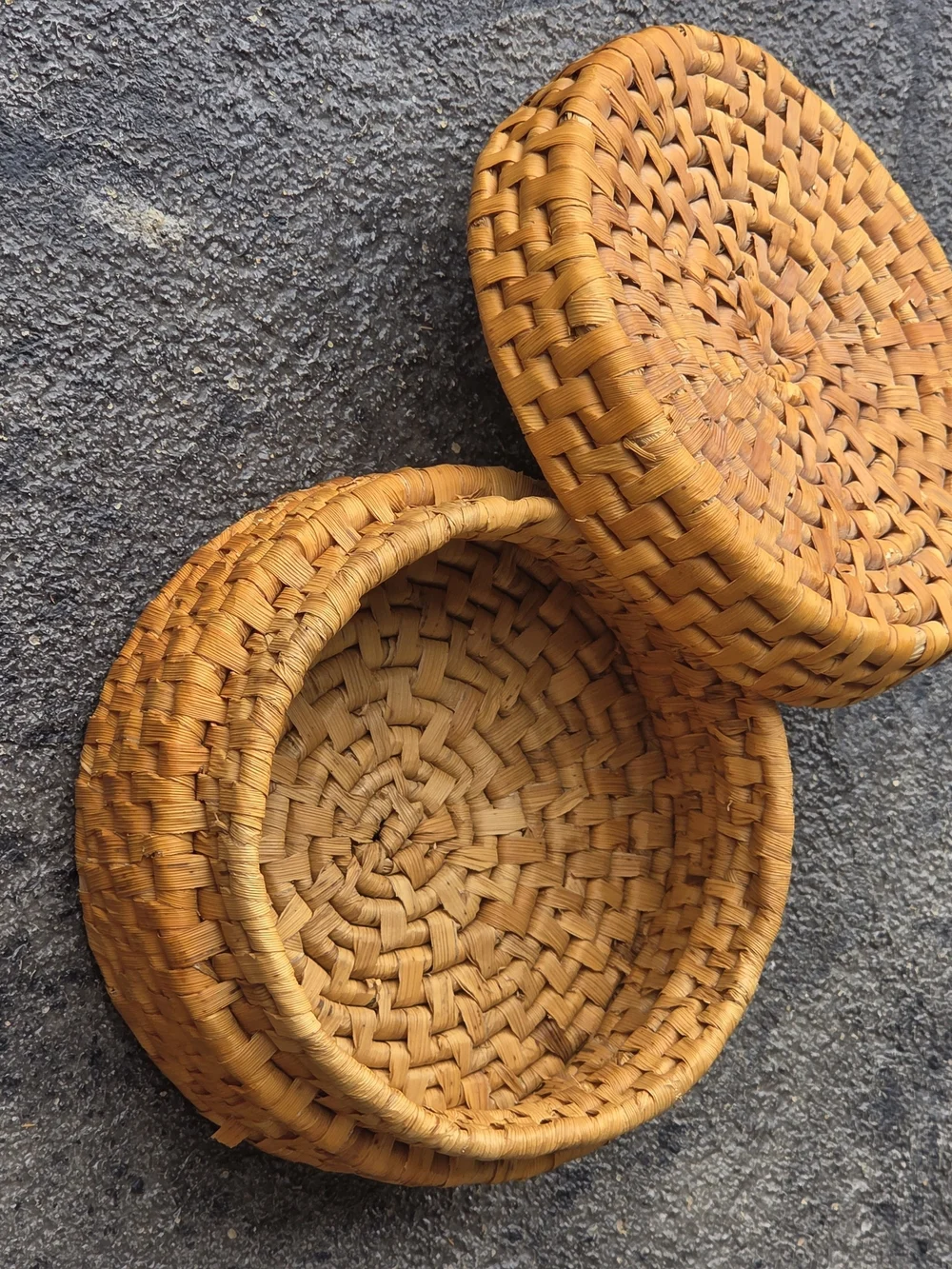 Vintage Natural Tan Woven Rattan Round Storage Basket with Lid